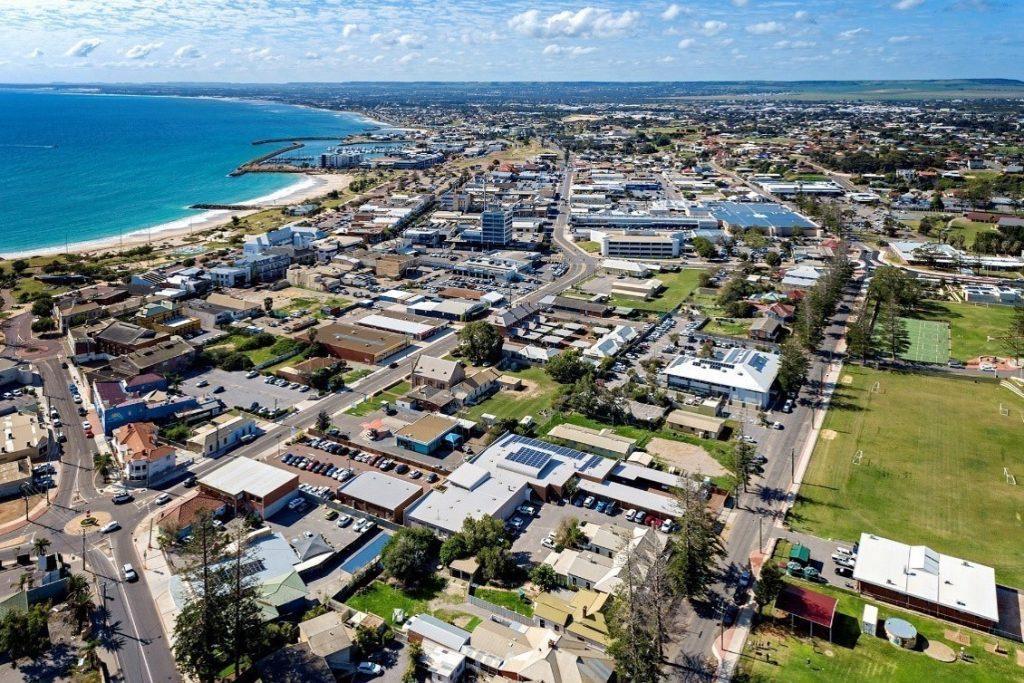 A single-level medical facility manged under Real Estate Investment trust located in the commercial center of the town of Geraldton.